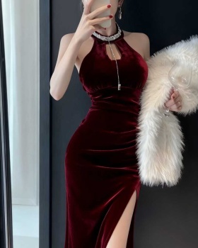 Sleeveless formal dress inside the ride long dress