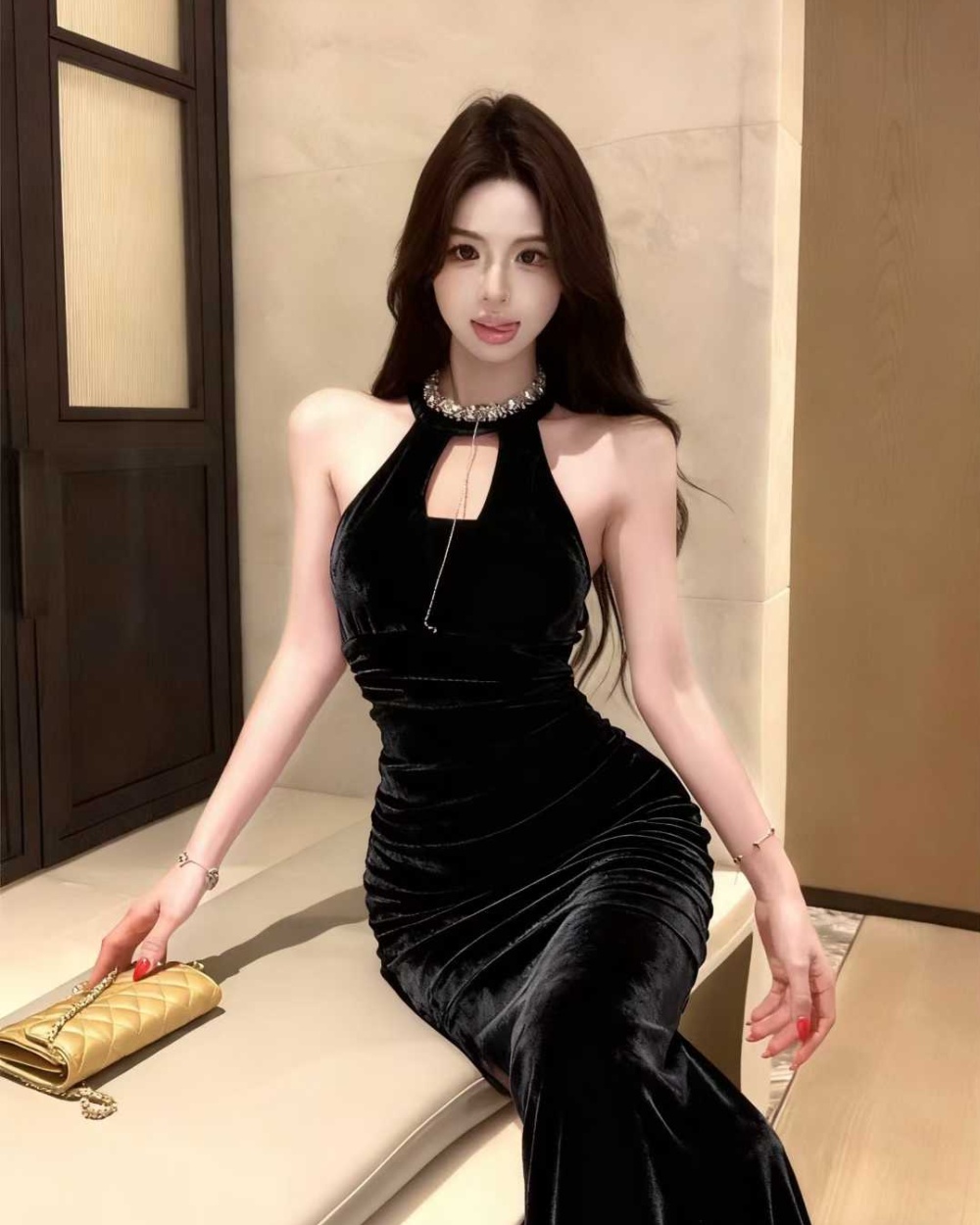 Sleeveless formal dress inside the ride long dress