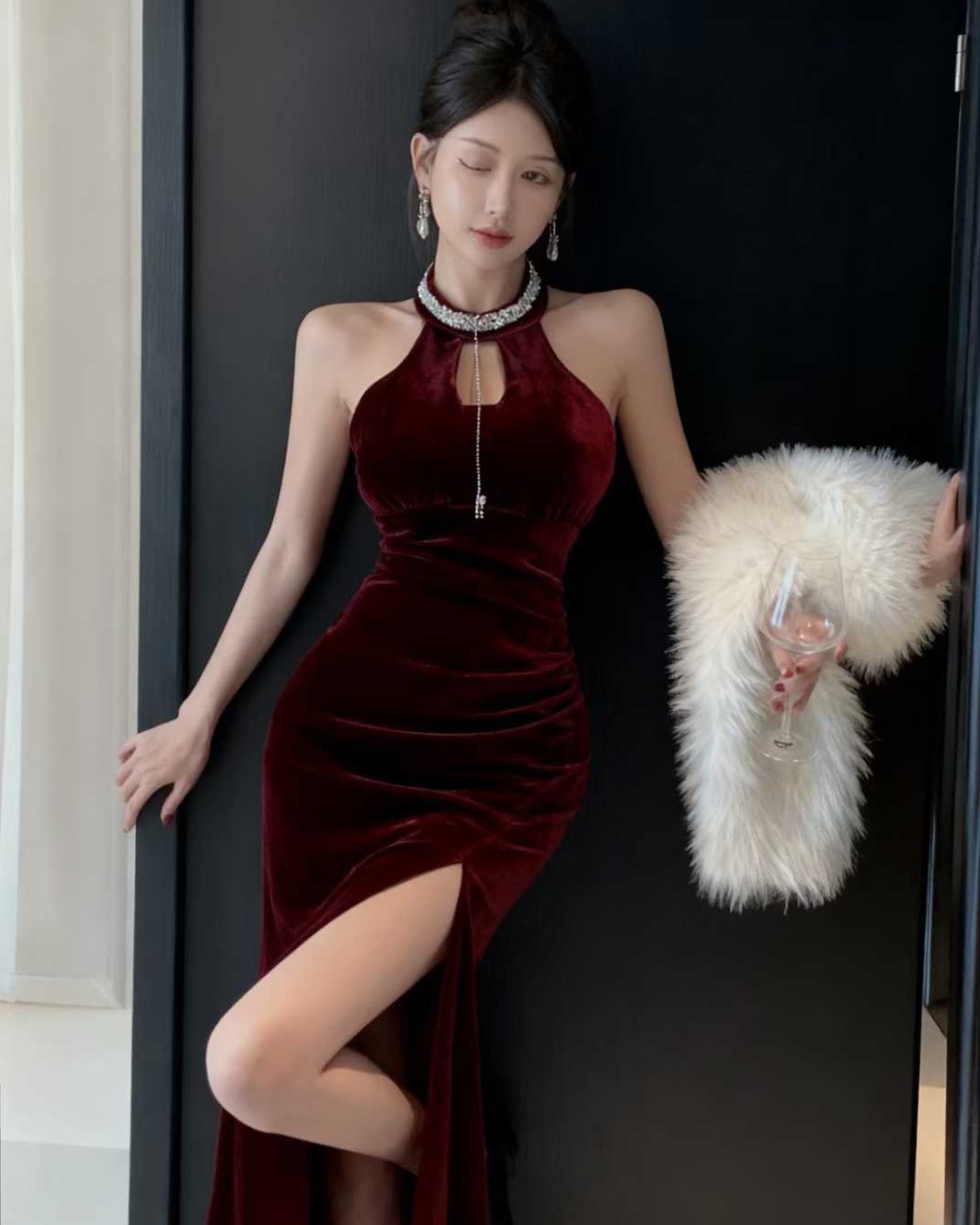 Sleeveless formal dress inside the ride long dress