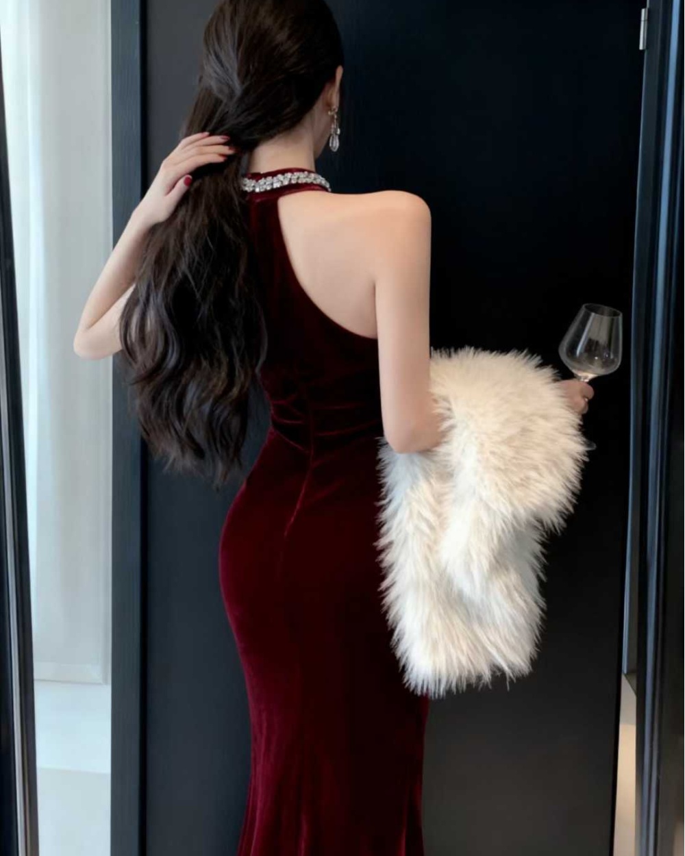 Sleeveless formal dress inside the ride long dress