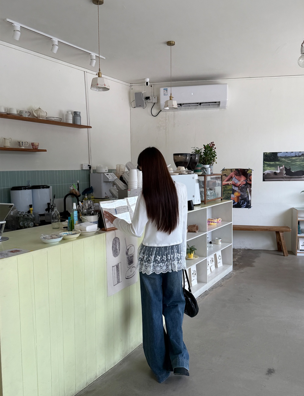 Lace hem bottoming shirt inside the ride tops for women