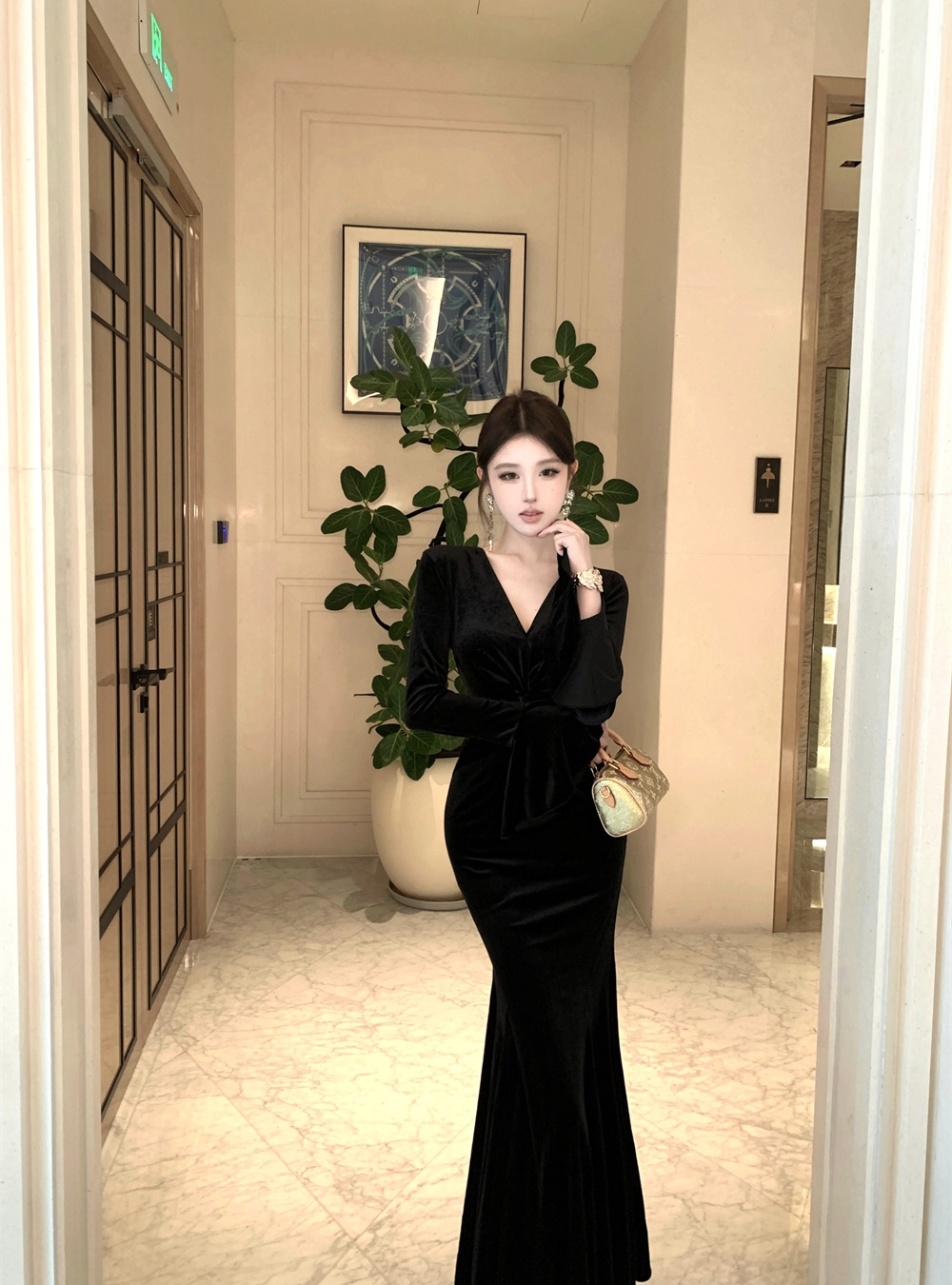 Velvet temperament mermaid V-neck light luxury dress