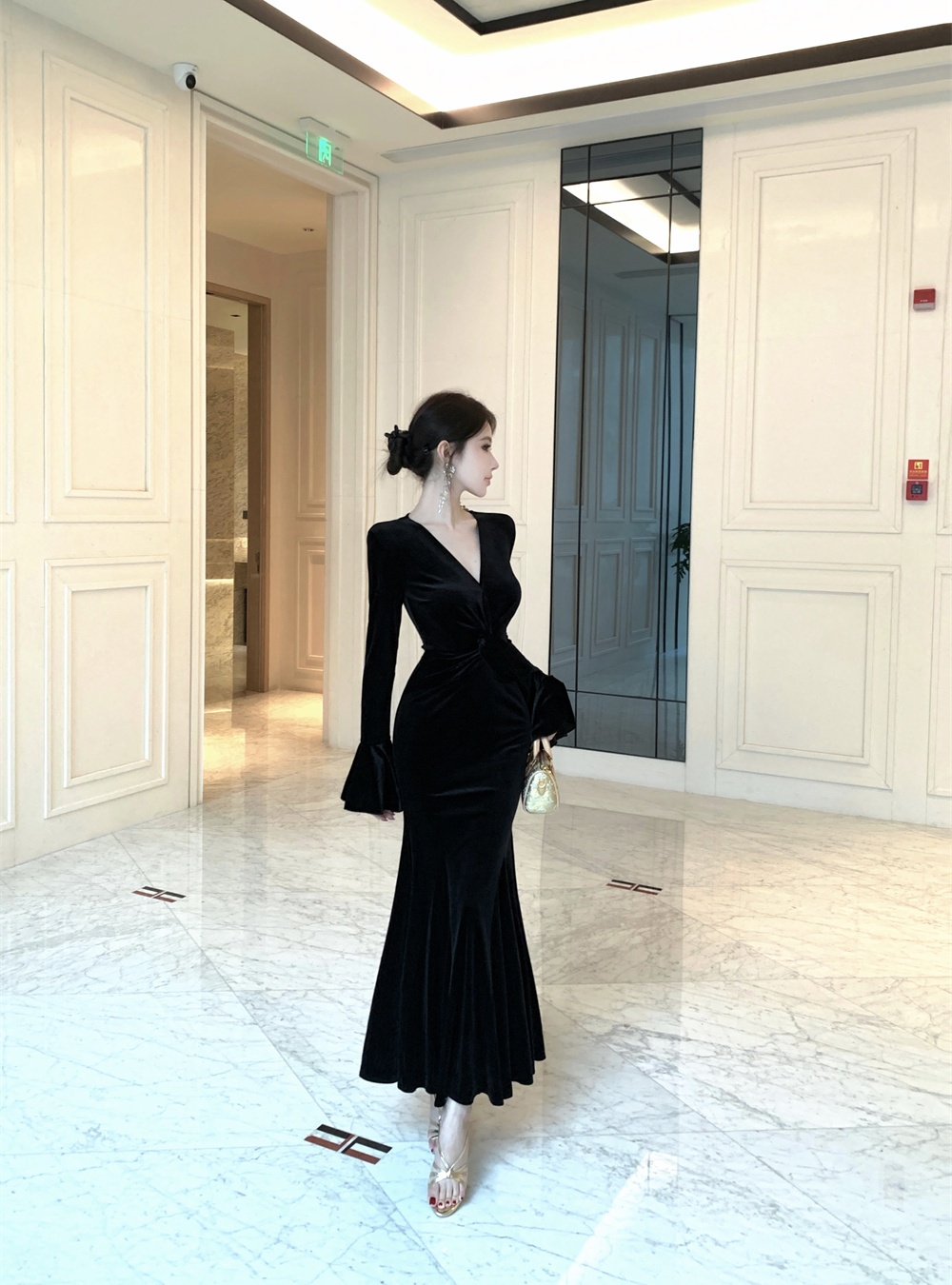 Velvet temperament mermaid V-neck light luxury dress