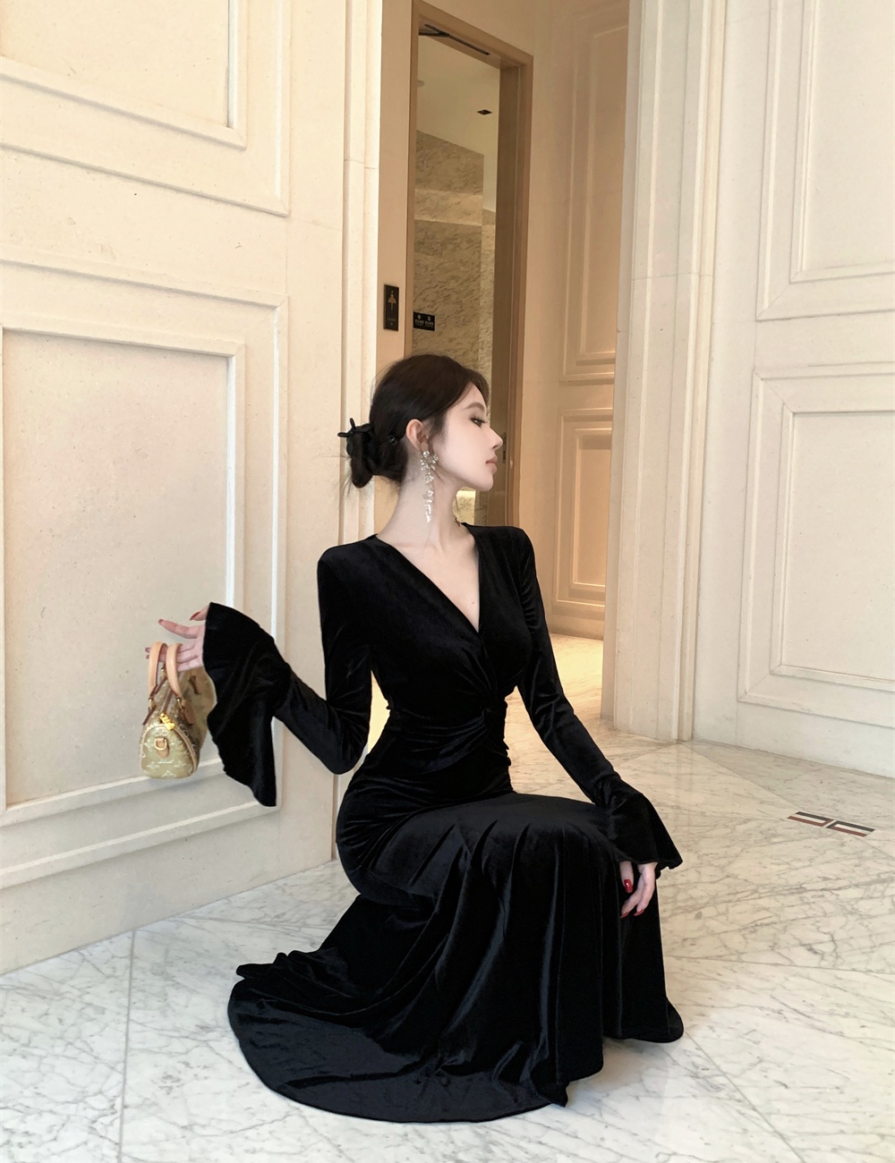 Velvet temperament mermaid V-neck light luxury dress