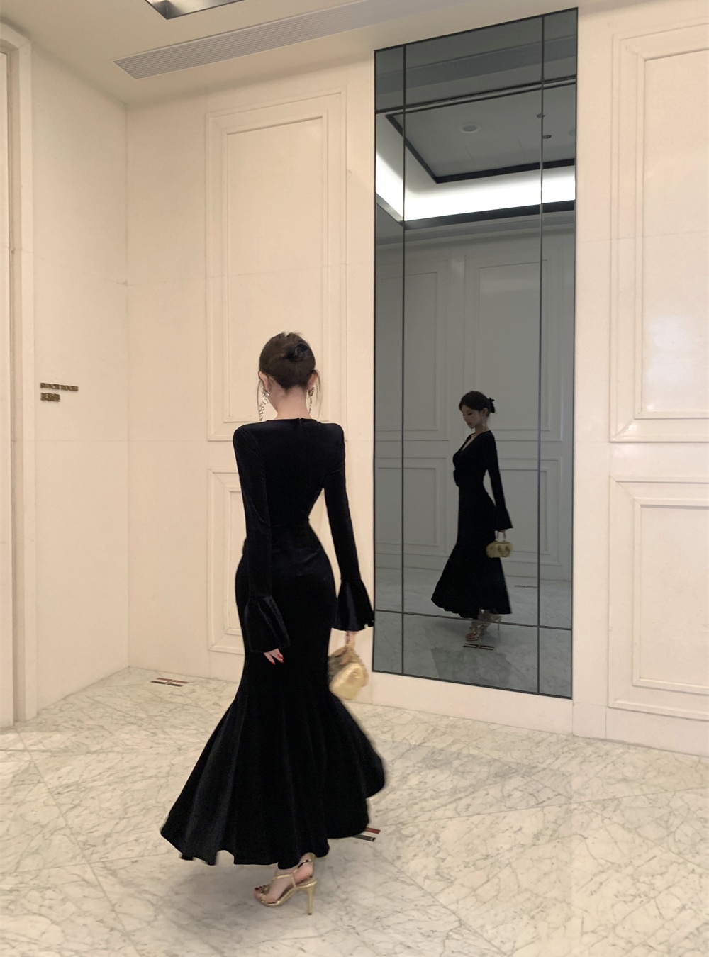 Velvet temperament mermaid V-neck light luxury dress