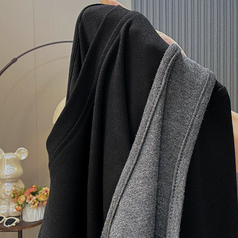 Pseudo-two tops inside the ride T-shirt for women