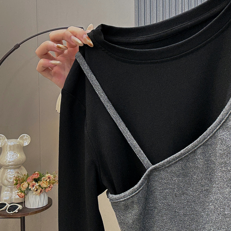 Pseudo-two tops inside the ride T-shirt for women