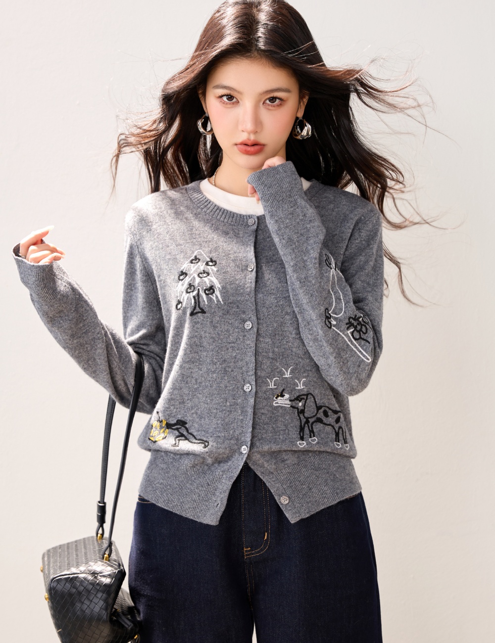 Round neck slim autumn embroidery pattern sweater for women