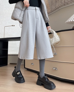 Wide leg cropped pants show young casual pants for women