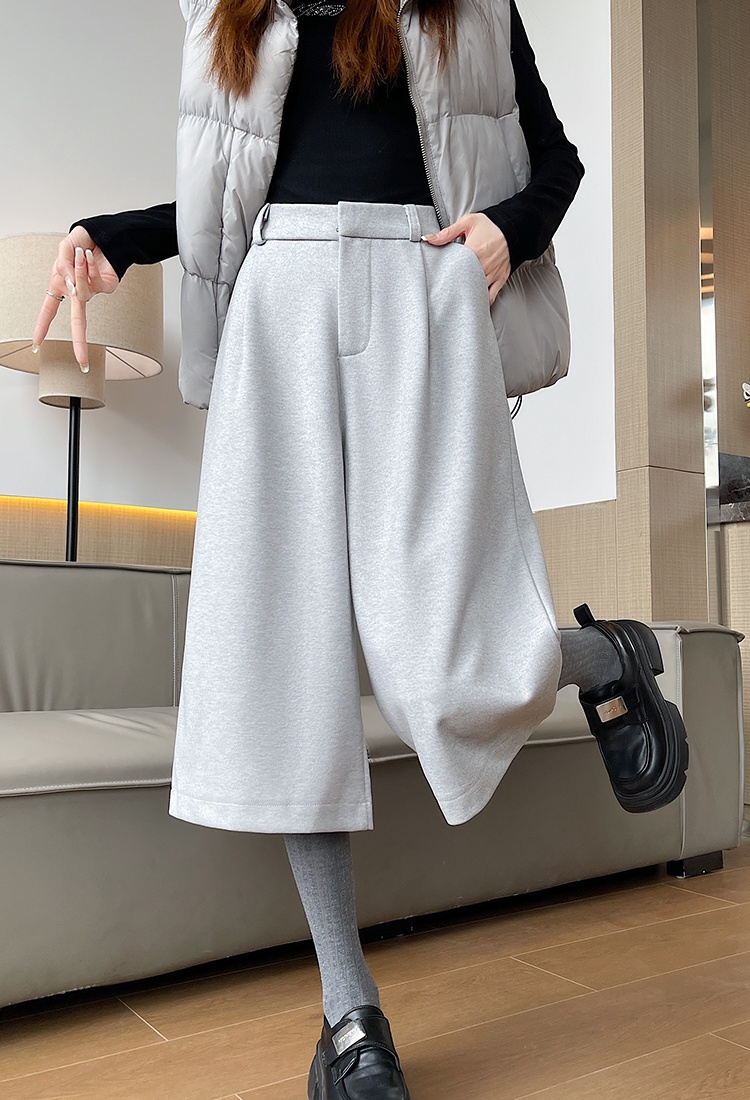Wide leg cropped pants show young casual pants for women