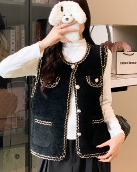 Chanelstyle waistcoat outside the ride tops for women