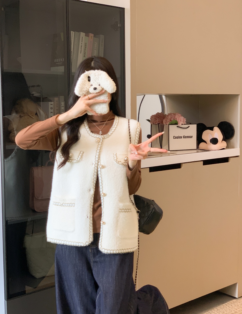 Chanelstyle waistcoat outside the ride tops for women