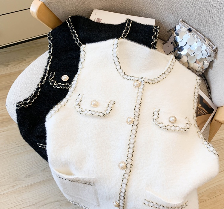 Chanelstyle waistcoat outside the ride tops for women