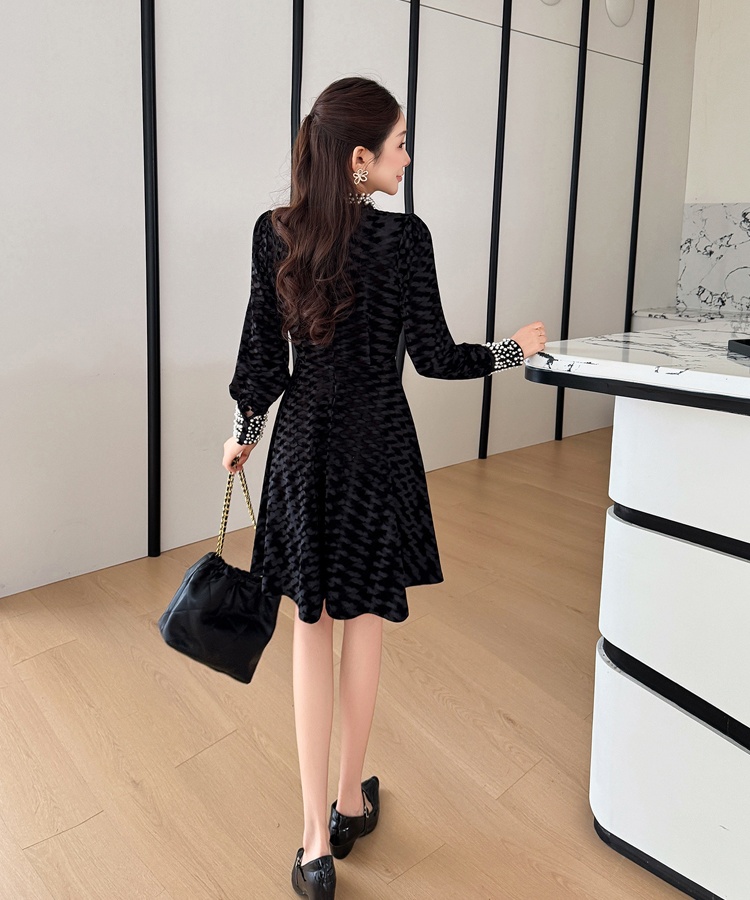 Temperament ladies Hepburn style short beading black dress