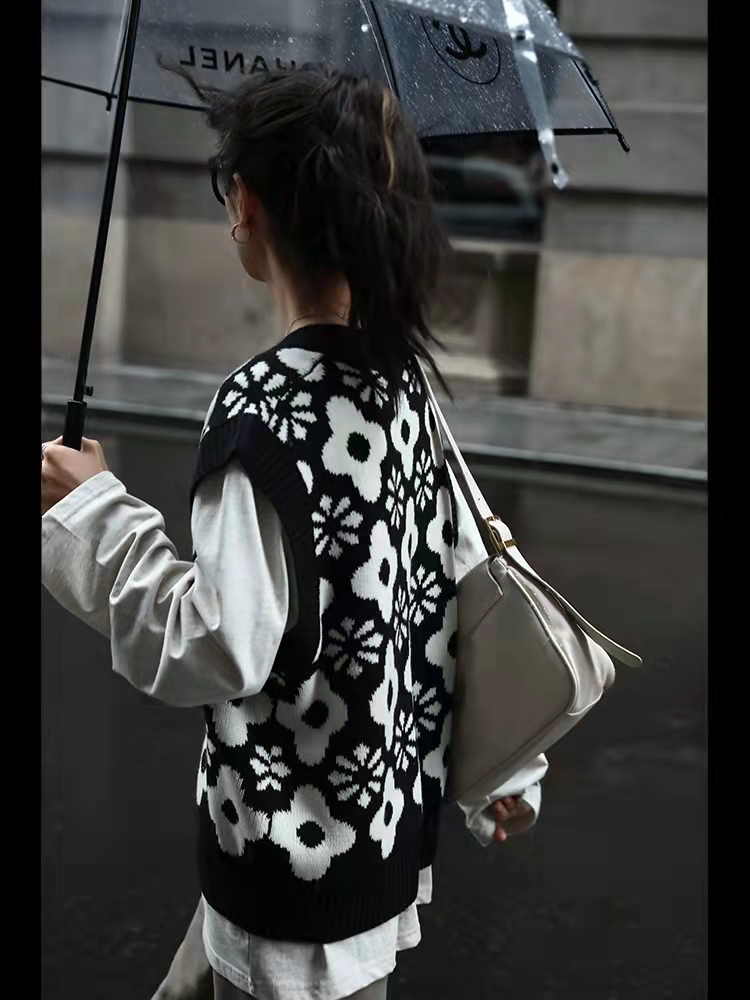 Spring loose slim waistcoat V-neck black-white Casual vest