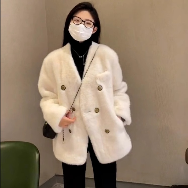 White lambs wool chanelstyle lazy Western style coat