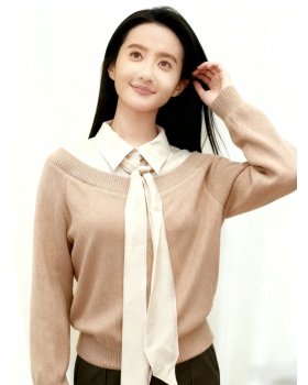 Lapel Korean style splice inside the ride sweater