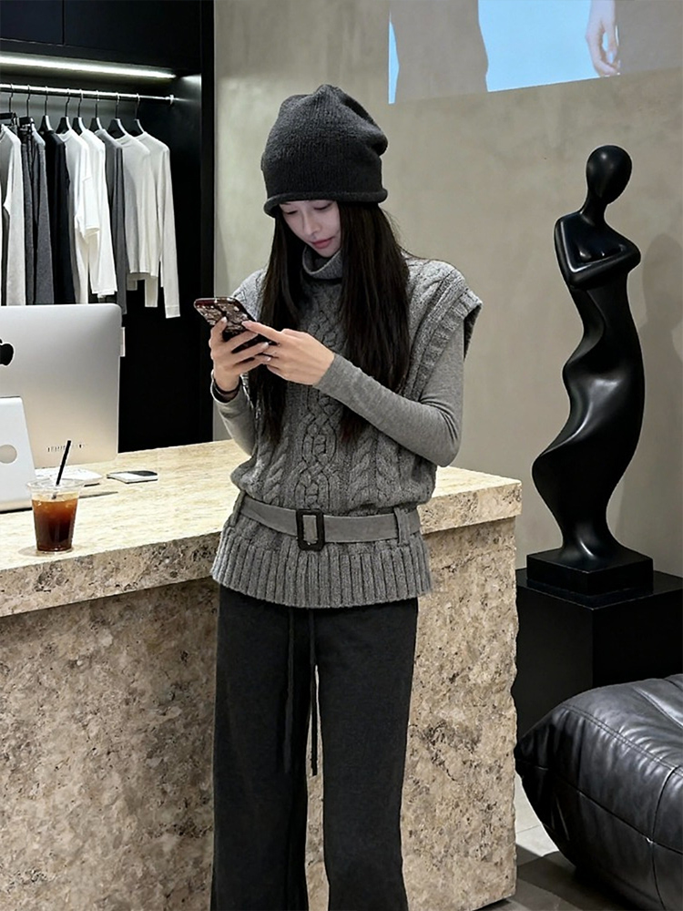 Chanelstyle bottoming shirt waistcoat a set for women