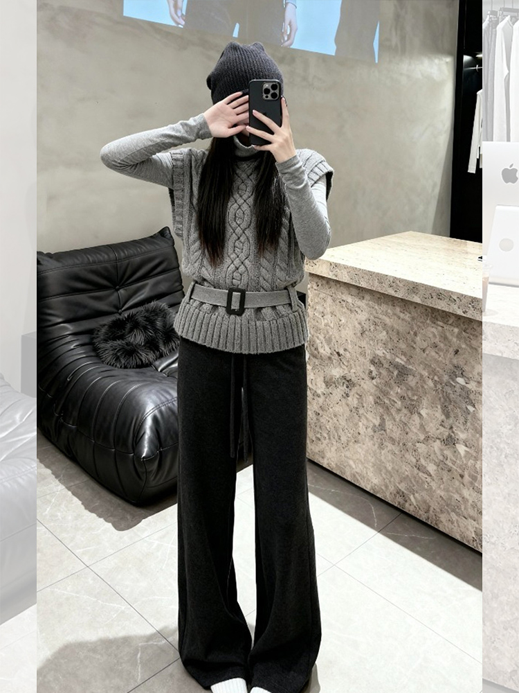 Chanelstyle bottoming shirt waistcoat a set for women