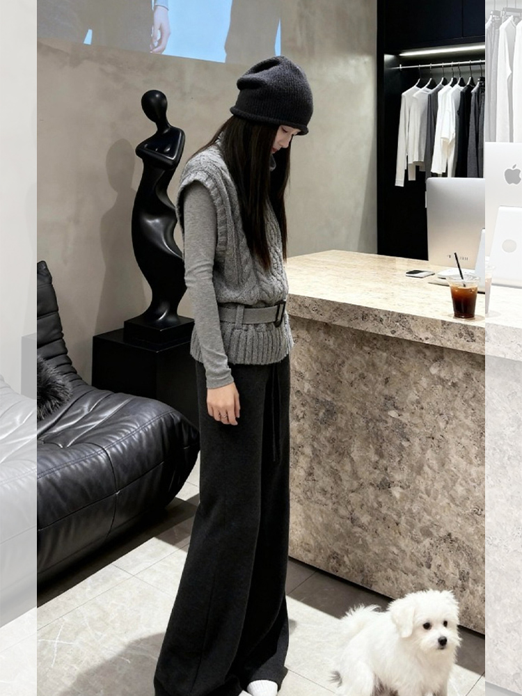 Chanelstyle bottoming shirt waistcoat a set for women