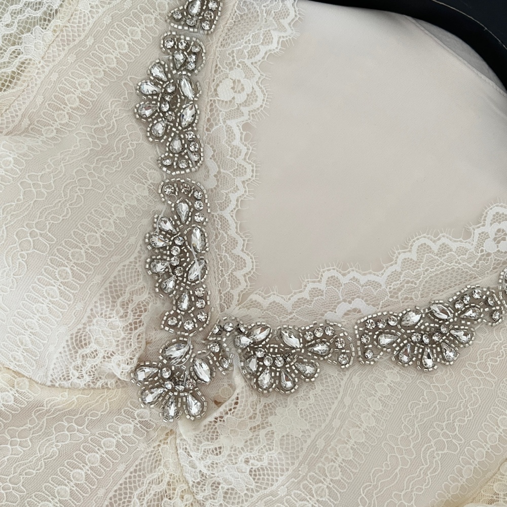 V-neck rhinestone tops lace skirt a set