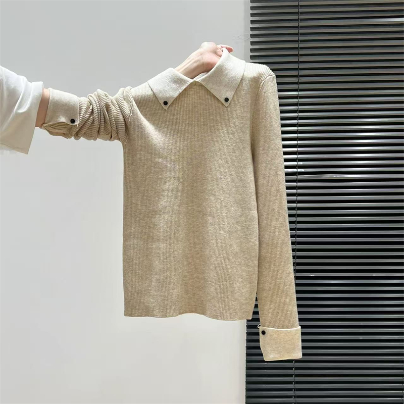 Wears outside sweater bottoming shirt for women