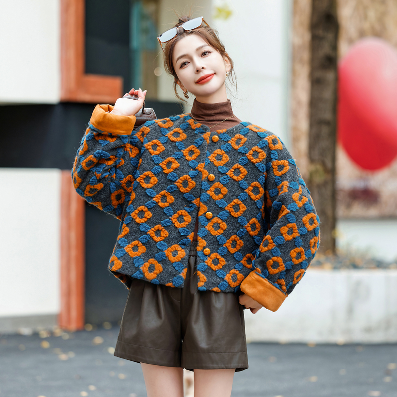 Liner stereoscopic mixed colors down coat for women