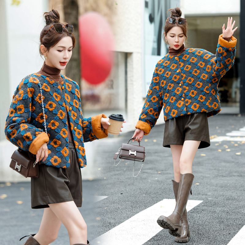 Liner stereoscopic mixed colors down coat for women