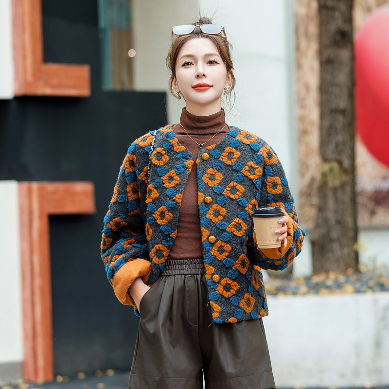 Liner stereoscopic mixed colors down coat for women