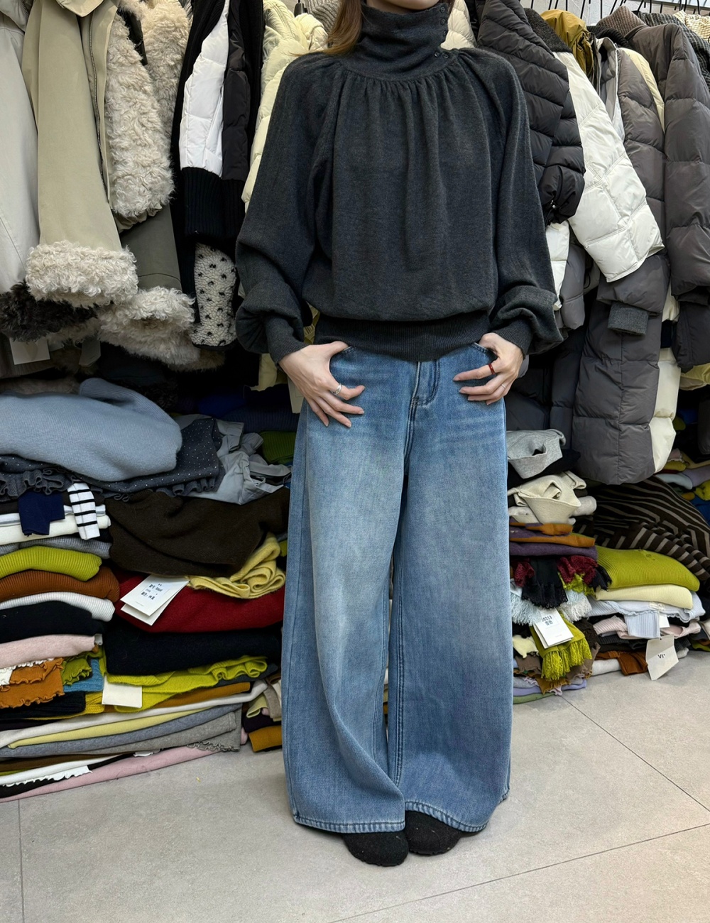 Slim high collar inside the ride sweater for women