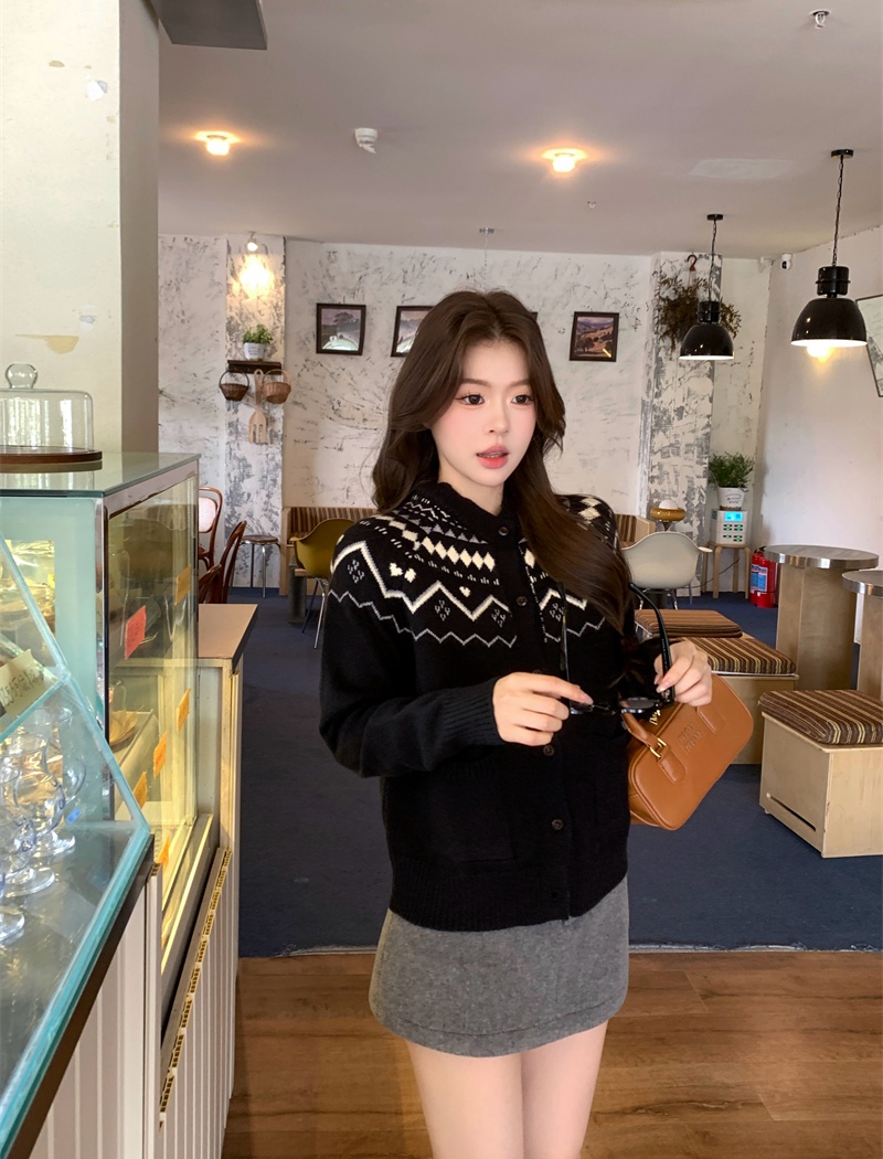 Slim round neck cardigan jacquard sweater for women