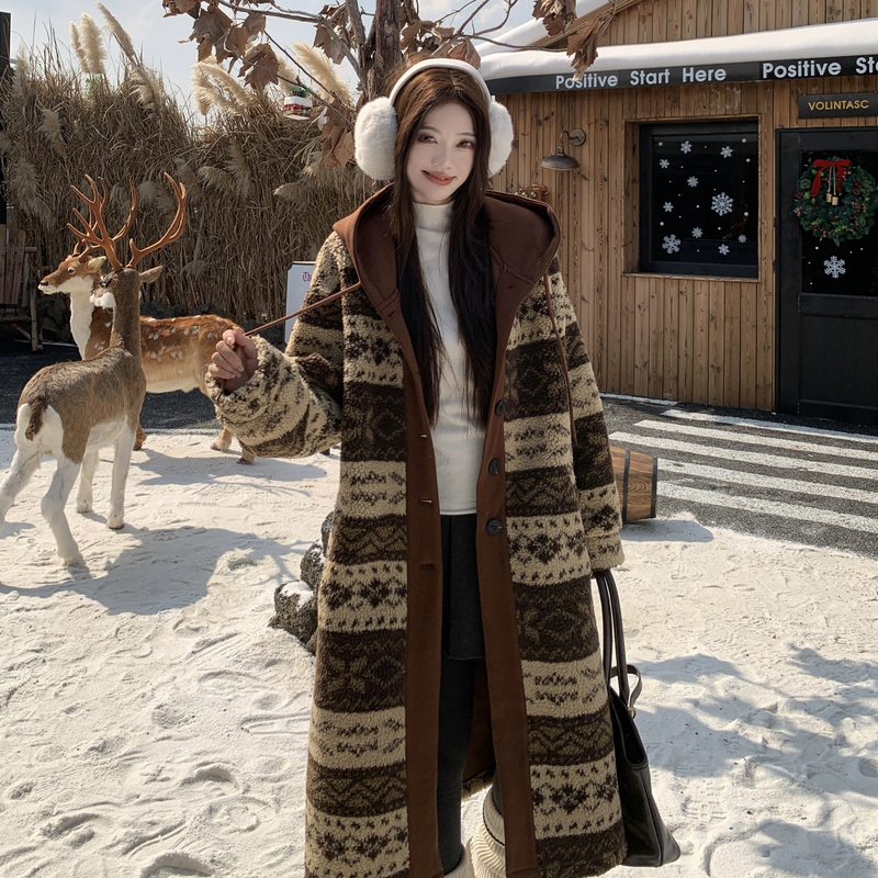 Large yard lambs wool overcoat embroidery woolen coat