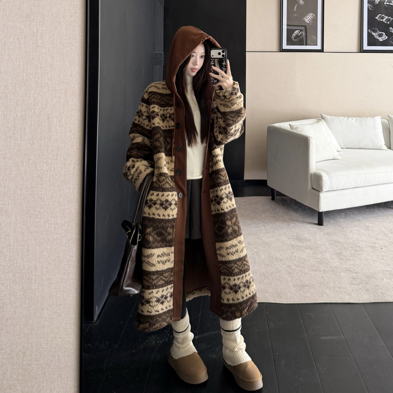 Large yard lambs wool overcoat embroidery woolen coat