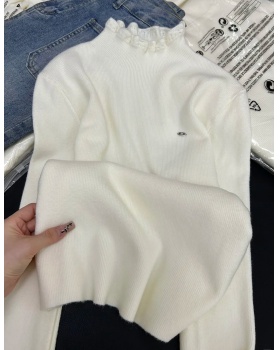 Bottoming slim tops inside the ride sweater for women