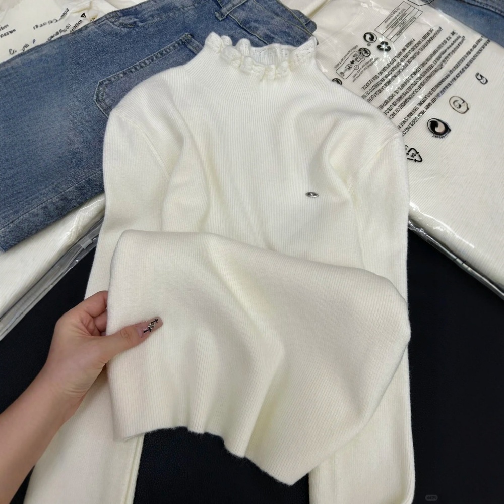 Bottoming slim tops inside the ride sweater for women