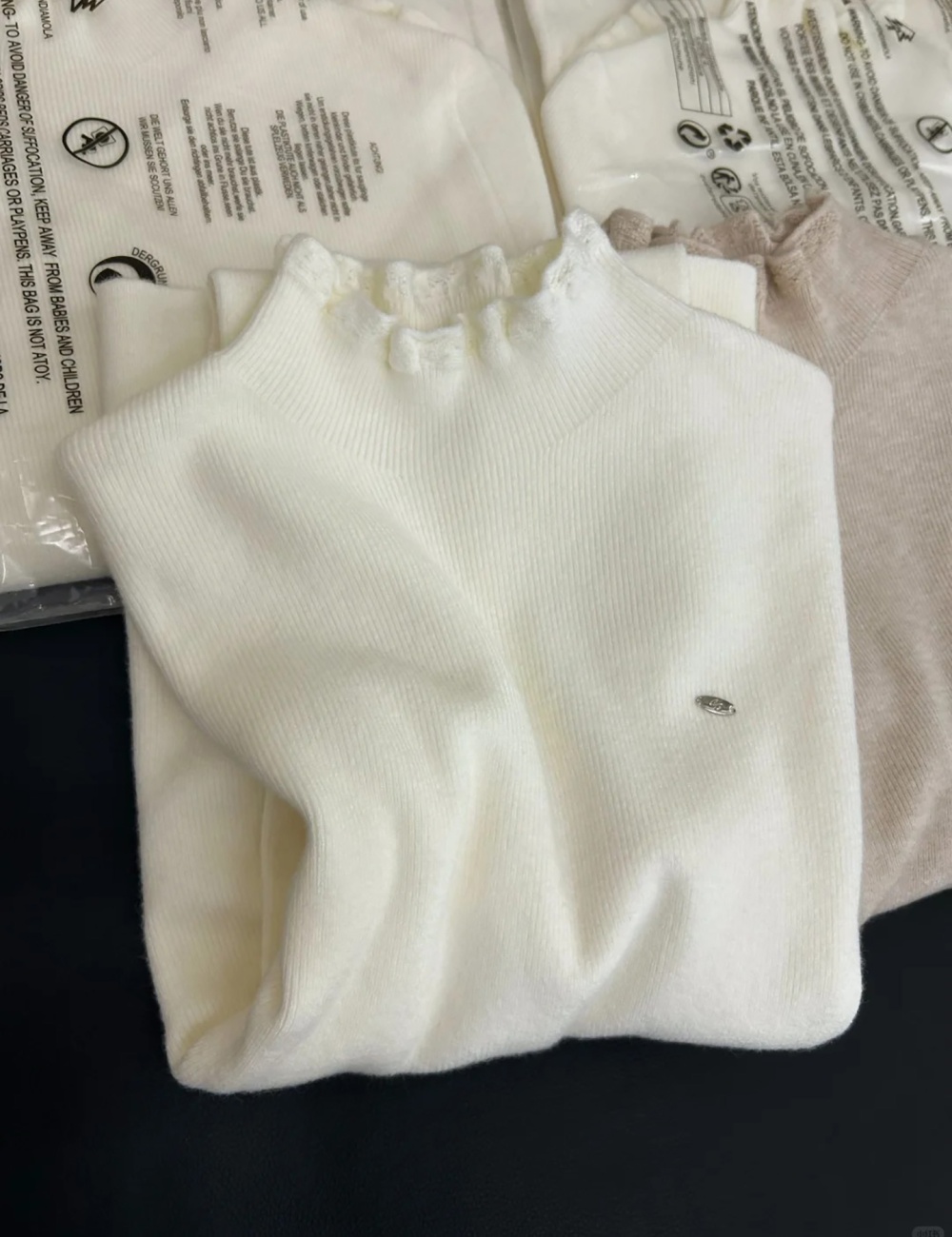 Bottoming slim tops inside the ride sweater for women