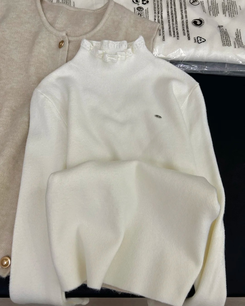 Bottoming slim tops inside the ride sweater for women