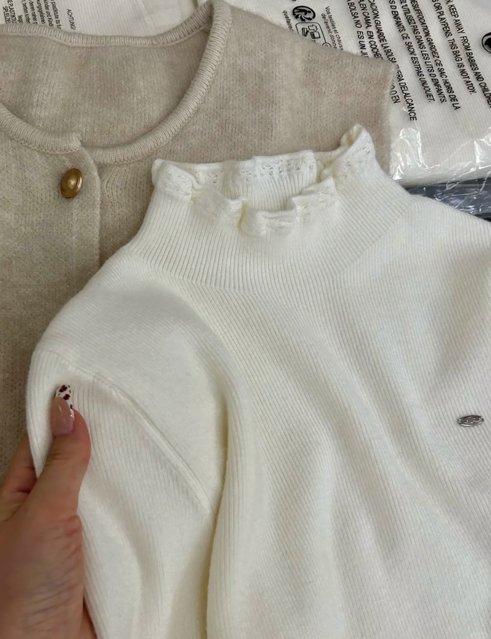 Bottoming slim tops inside the ride sweater for women