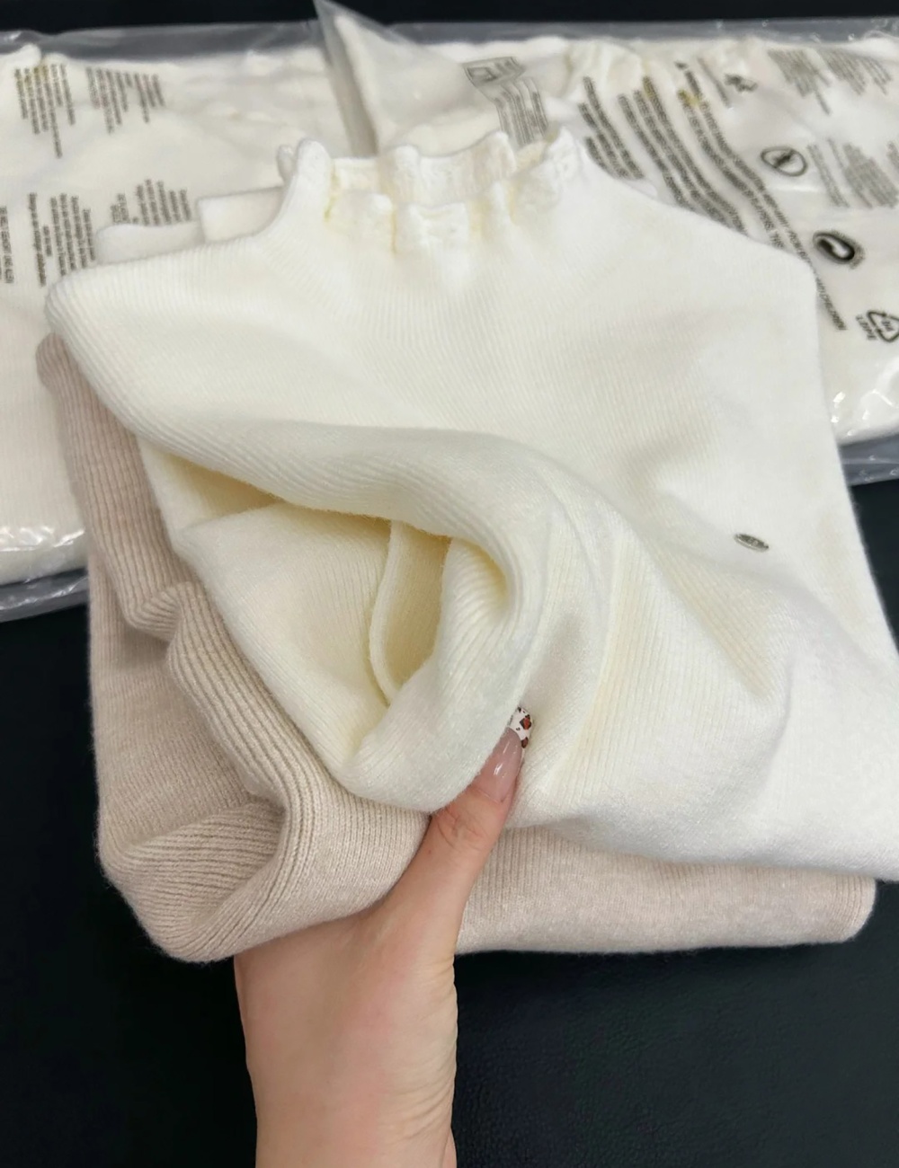 Bottoming slim tops inside the ride sweater for women