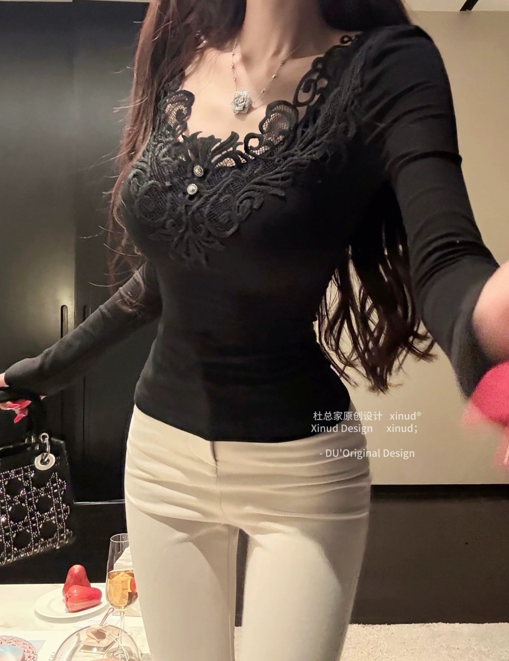 Embroidered integrated enticement T-shirt for women