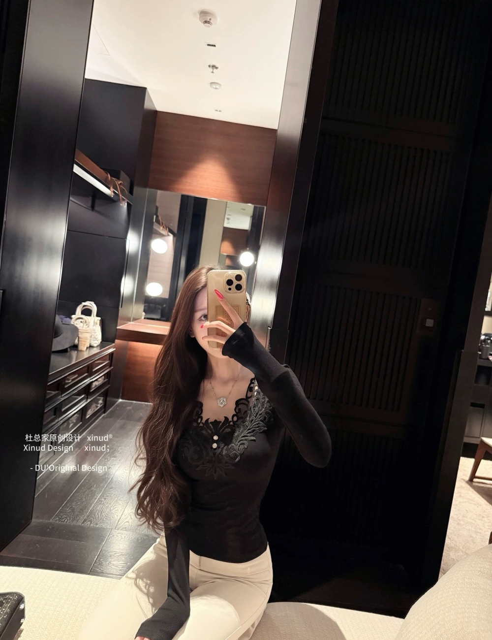 Embroidered integrated enticement T-shirt for women