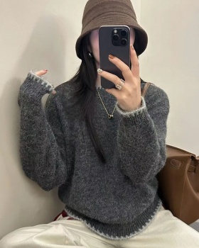 Knitted winter tops wears outside gray sweater