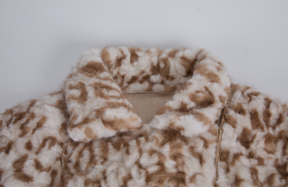 Imitation of rabbit fur locomotive thermal coat