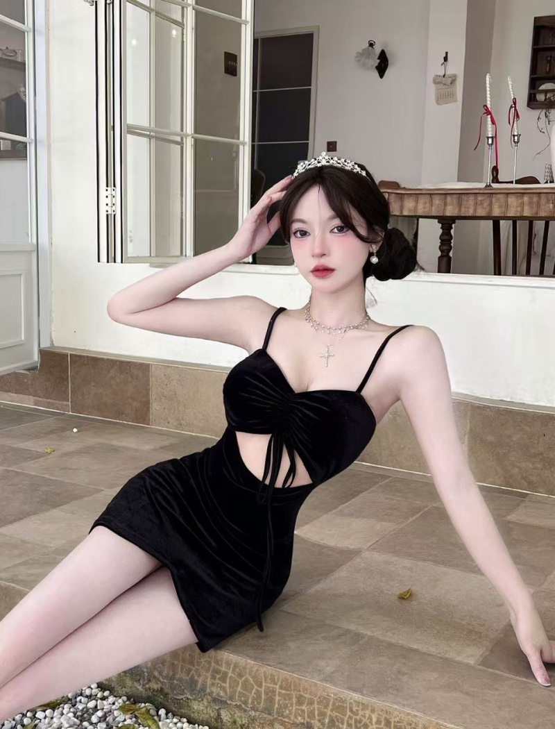 Low-cut sling package hip bottoming short dress