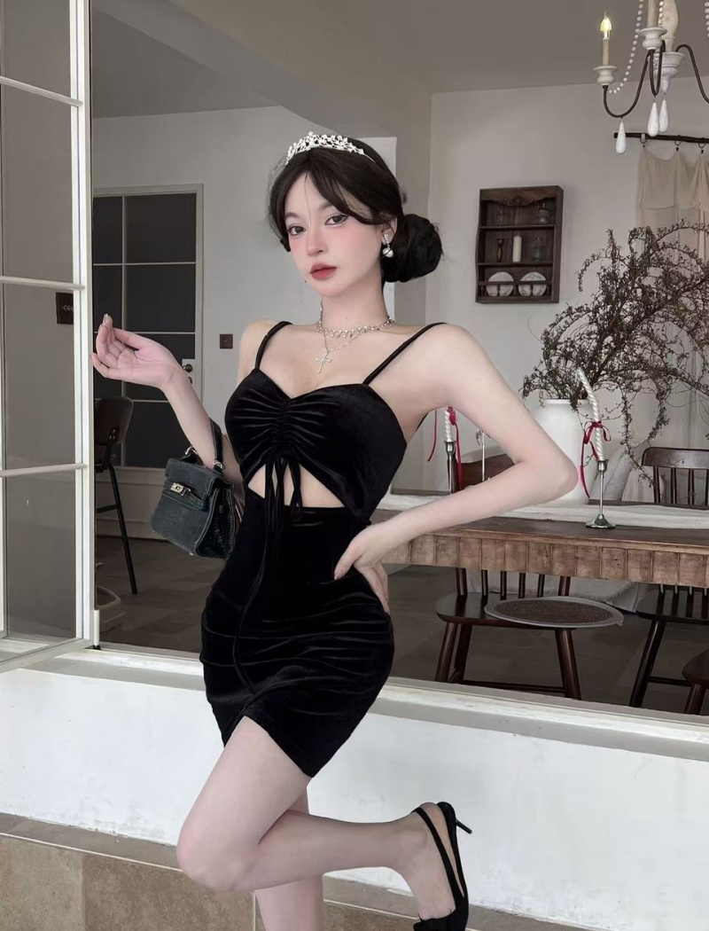 Low-cut sling package hip bottoming short dress