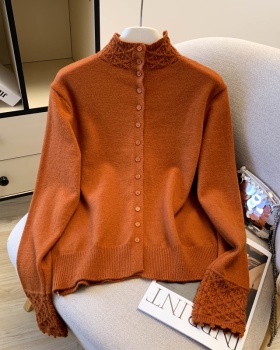 Lazy knitted tops inside the ride wears outside cardigan