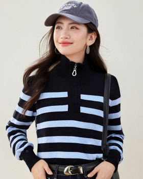 Bottoming mixed colors inside the ride cstand collar sweater