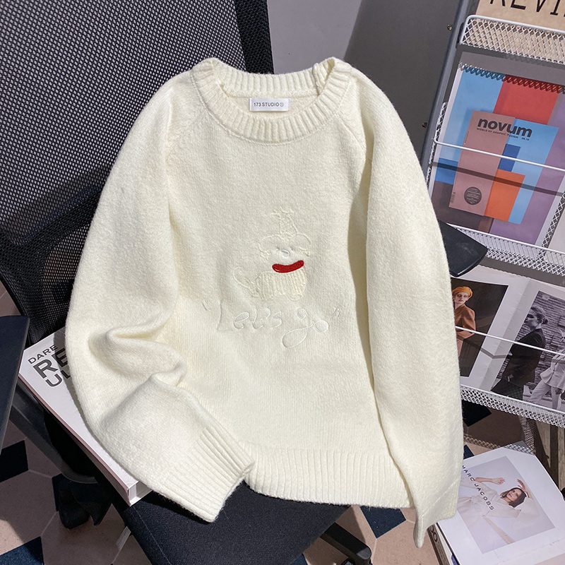 Embroidery tops round neck bottoming shirt for women