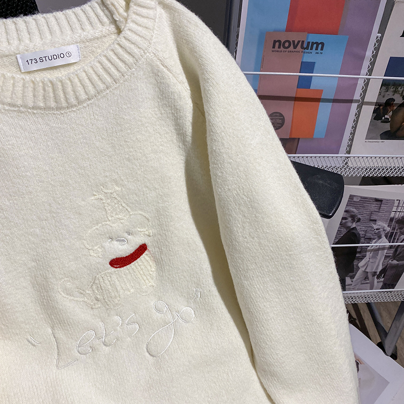 Embroidery tops round neck bottoming shirt for women