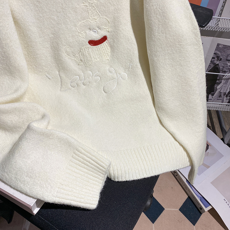 Embroidery tops round neck bottoming shirt for women